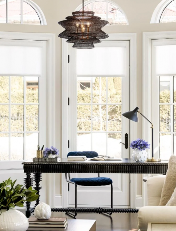 Meja kerja dengan pencahayaan lampu gantung yang artistik